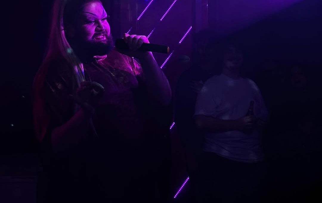 Micro en mano y luz morada